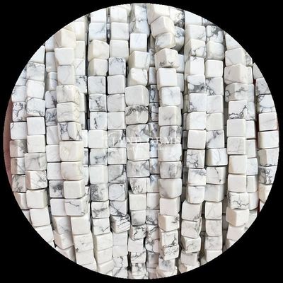 घन चौकोर आकार हाउलाइट लैपिस लाज़ुली DIY आभूषण बनाने के लिए ढीले मोती स्ट्रैंड्स