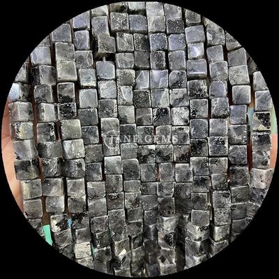 घन चौकोर आकार हाउलाइट लैपिस लाज़ुली DIY आभूषण बनाने के लिए ढीले मोती स्ट्रैंड्स